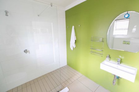 Perfek Stay Guesthouse Bathroom